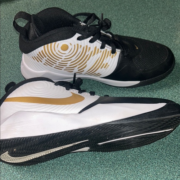 Nike Team Hustle Unisex Shoes 4Y EUC - Picture 5 of 5